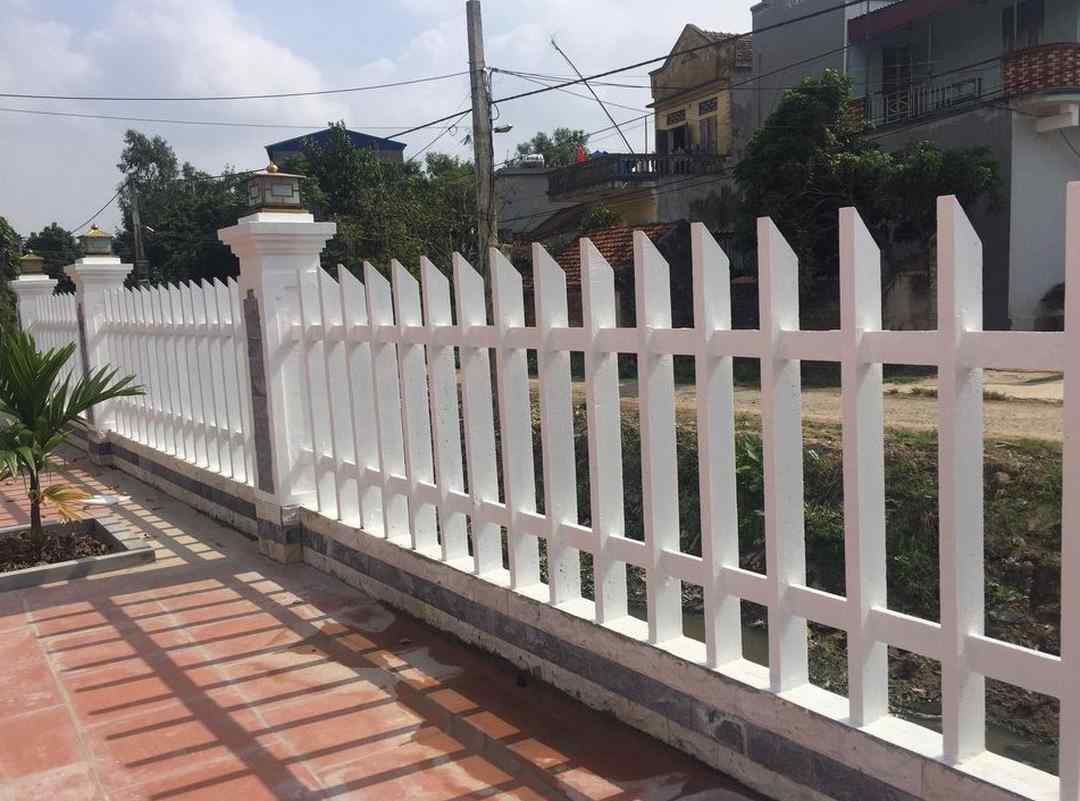 Hàng rào gỗ kết hợp cùng tường bê tông